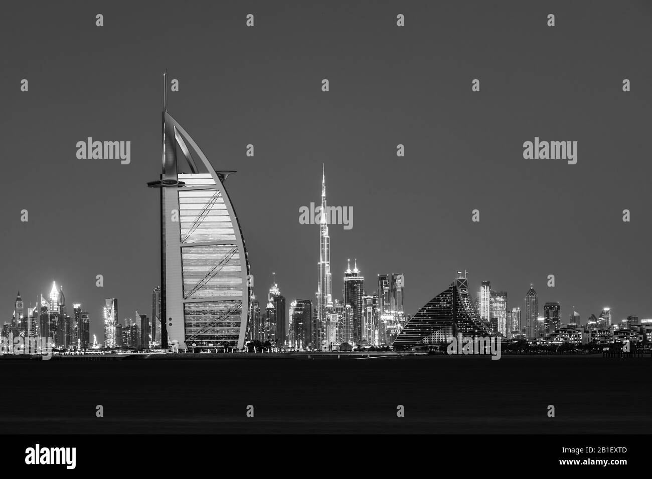Skyline der Stadt Dubai bei Sonnenaufgang, Vereinigte Arabische Emirate Stockfoto
