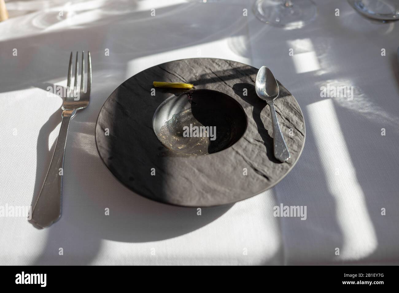 Leerer Schwarzer Teller In Einem Restaurant Nach Gourmet Essen Loffelgabel Auf Dem Tisch Stockfotografie Alamy