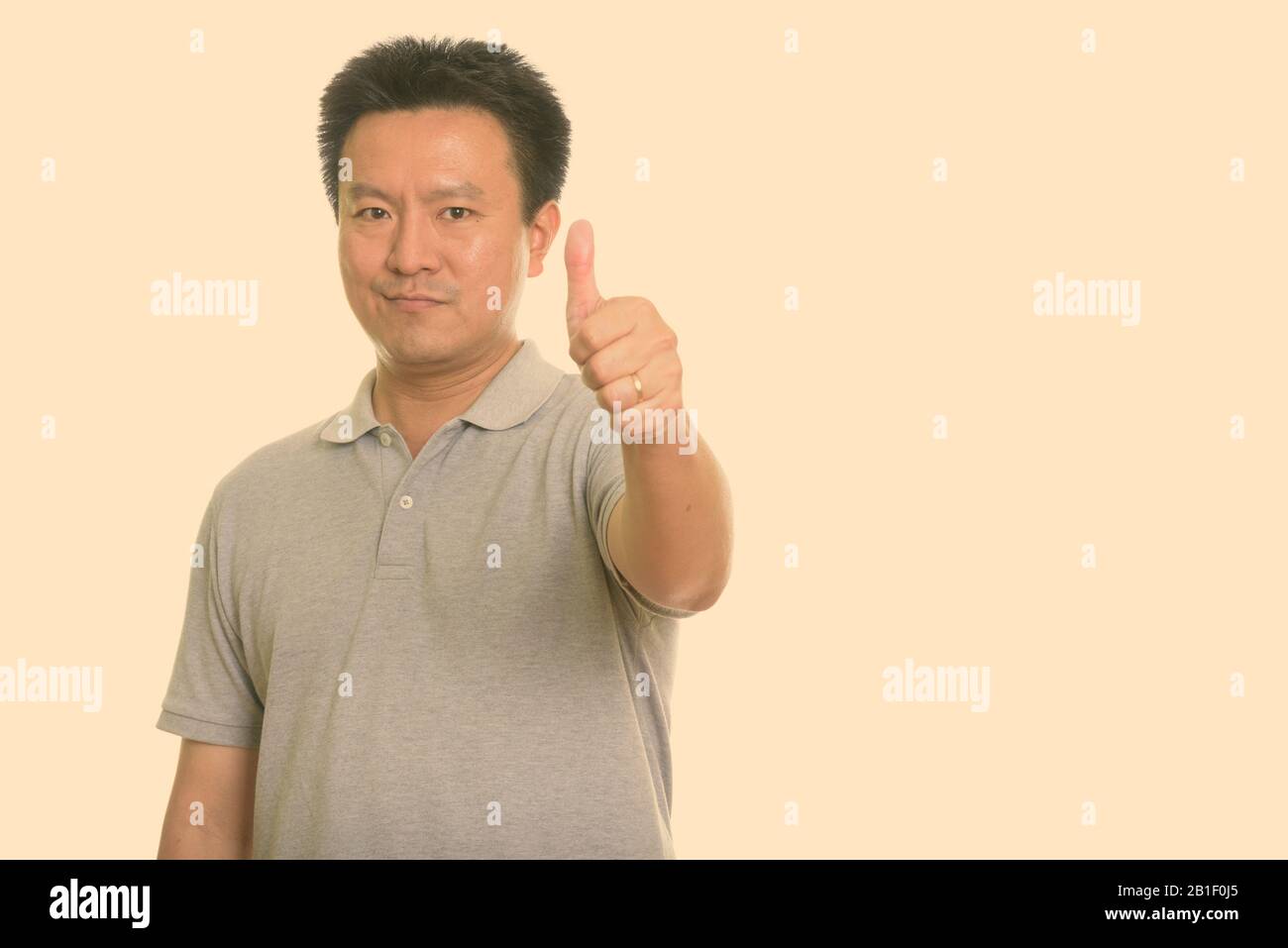 Studio shot der japanischen Mann, der Daumen hoch Stockfoto