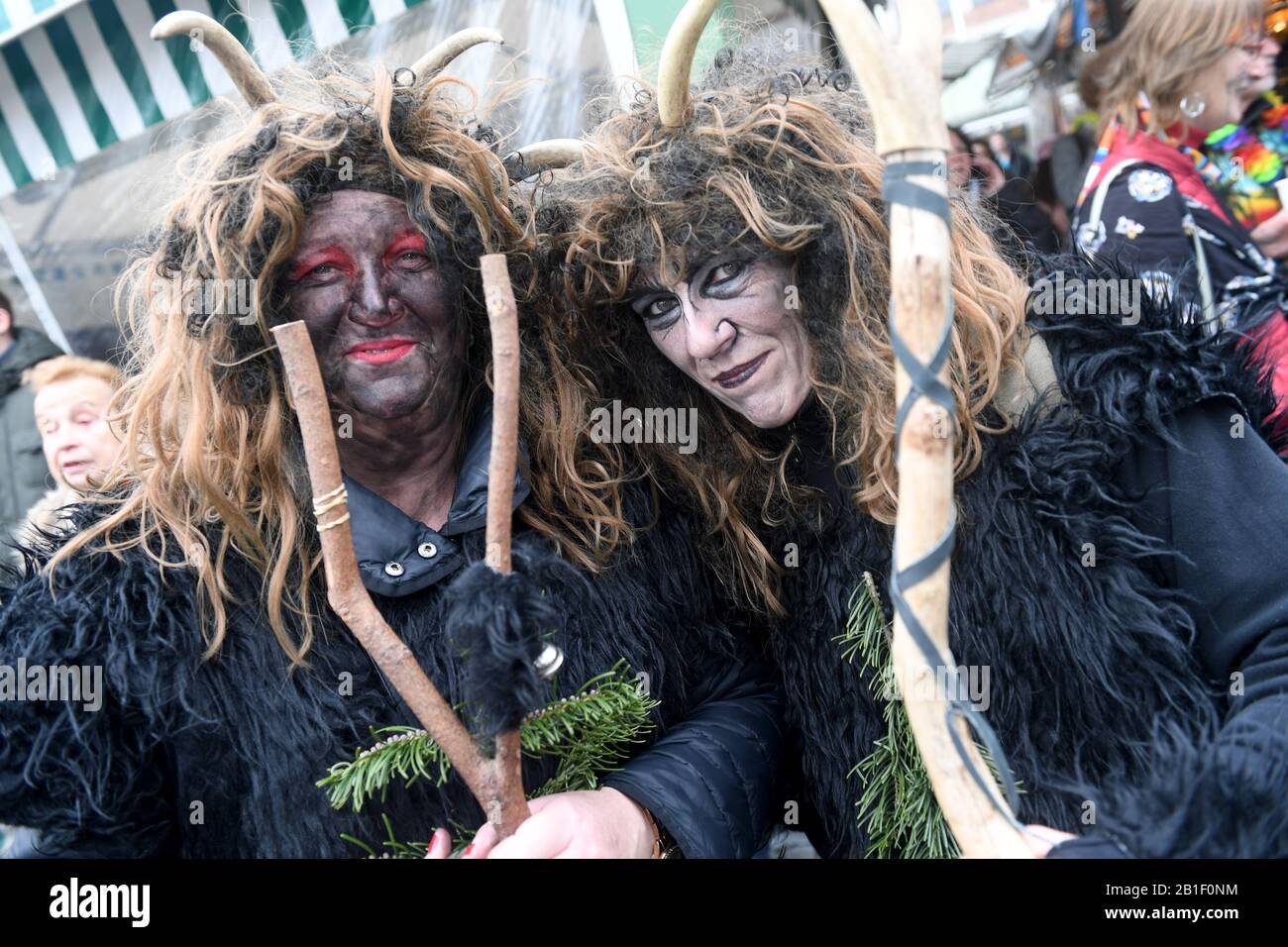 München, Deutschland. Februar 2020. Im Brauch der Winterausweisung feiern Besucher des entstellten Viktualienmarktes am Schrove-Dienstag beim Tanz der Marktfrauen. Kredit: Felix Hörhager / dpa / Alamy Live News Stockfoto