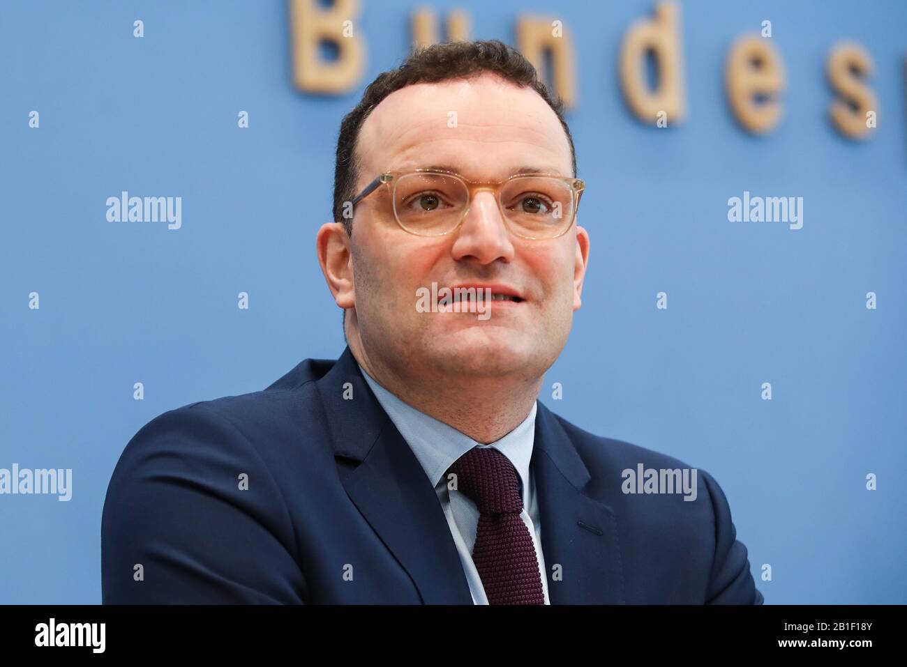 Berlin, Deutschland. Februar 2020. Bundesgesundheitsminister Jens Spahn nimmt am 25. Februar 2020 an einer Pressekonferenz in Berlin, der Hauptstadt Deutschlands, Teil. Deutschlands regierende christlich-demokratische Union (CDU) wird am 25. April einen Parteitag abhalten, um einen neuen Parteichef zu wählen. Credit: Shan Yuqi/Xinhua/Alamy Live News Stockfoto