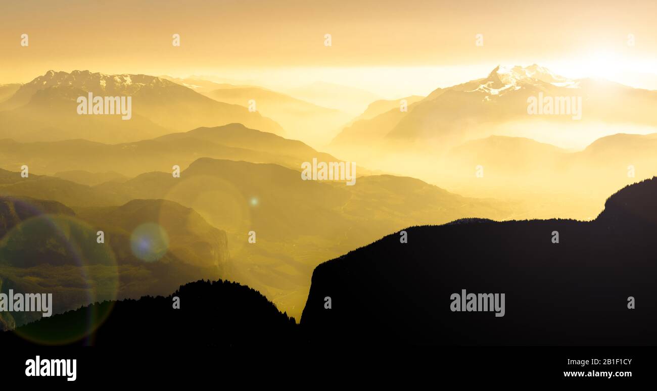Spektakuläre Aussicht auf die Bergketten Silhouetten und Nebel in den Tälern. Stockfoto