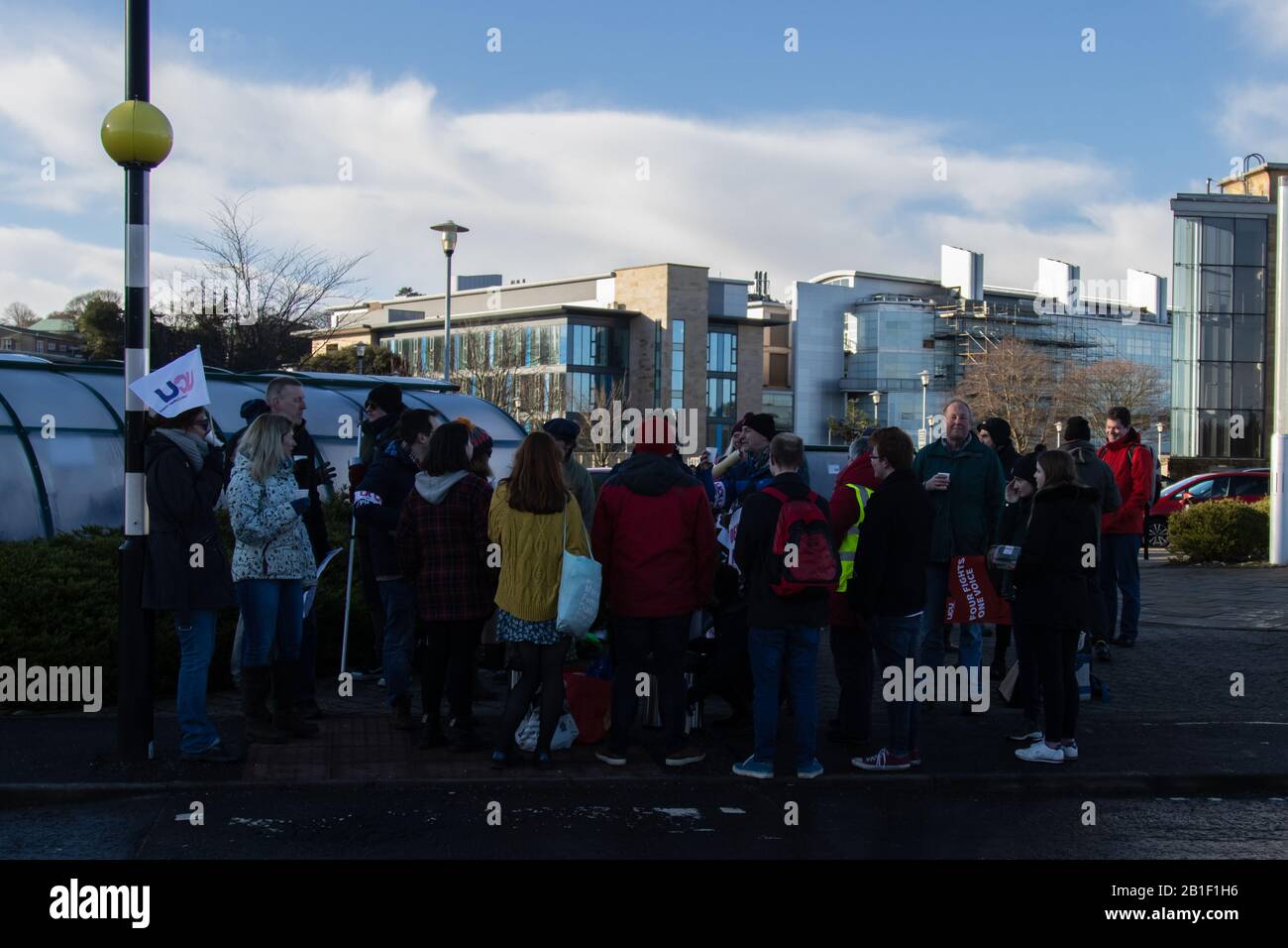 ST ANDREWS, SCHOTTLAND - 25/2/2020 - Mitarbeiter der University of St. Andrews streiken vor dem von der UCU koordinierten, brandbeschädigten Gebäude für biomedizinische Wissenschaft Stockfoto