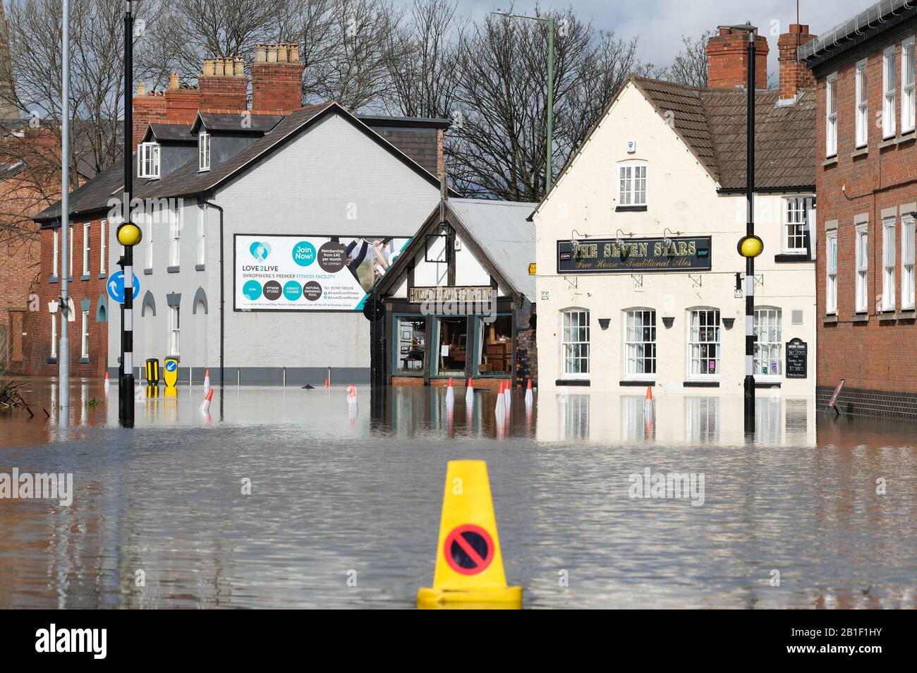 Shrewsbury, Shropshire, Großbritannien - Dienstag, 25. Februar 2020 - Überschwemmungen im Stadtteil Coleham der Stadt. Der Fluss Severn wird später heute seinen Höhepunkt erreichen, und für Shrewsbury gilt derzeit eine "Severn Flood Warning". Foto Steven May / Alamy Live News Stockfoto