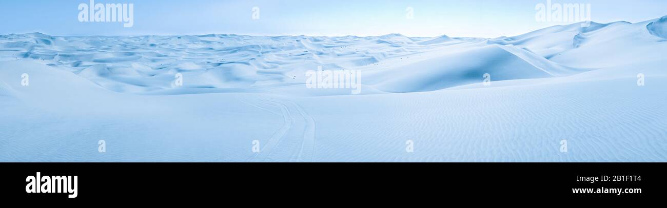 Große Schnee- und Eisdünen mit Reifenspuren. Arctic Snowball Erde. Stockfoto