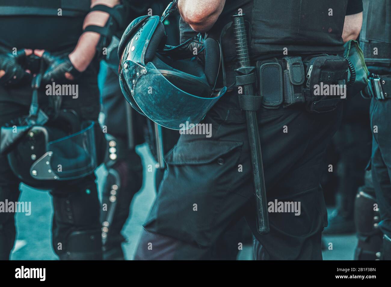 Polizeibeamte in voller Kampfuniform Stockfoto