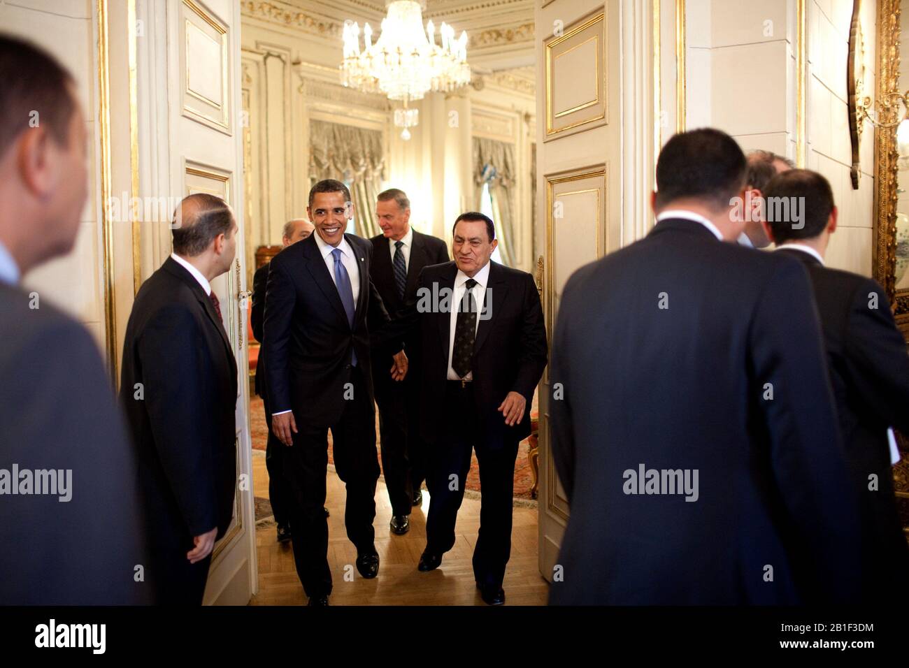 Kairo, Ägypten - 4. Juni 2009 -- US-Präsident Barack Obama trifft sich mit dem ägyptischen Präsidenten Husni Mubarak in Kairo, Ägypten, Donnerstag, 4. Juni 2009. .Mandatory Credit: Pete Souza - White House über CNP /MediaPunch Stockfoto