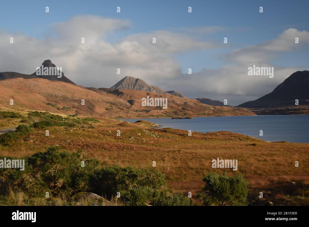 Hochlandlandschaft mit Stac Pollaidh, Cul Beag und Sgorr Tuath im Hintergrund. Loch Bad a Ghaill. Stockfoto