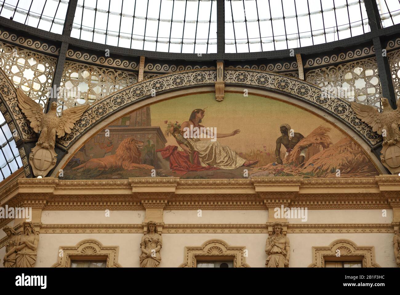 Lunette Mosaik für Afrika von Pagliano, Skulpturen von Adlern, für Galleria Vittorio Emmanuele II Piazza del Duomo Einkaufspassage in Mailand im Jahr 1867 Stockfoto