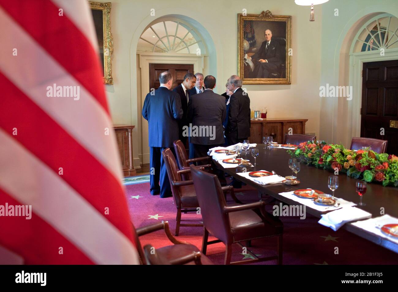 Washington, DC - 18. August 2009 -- US-Präsident Barack Obama gewährt Berater nach einem Arbeitsessen mit Präsident Hosni Mubarak aus Ägypten im Kabinettsraum des Weißen Hauses, 18. August 2009.Mandatory Credit: Pete Souza - Weiße Haus über CNP/MediaPunch Stockfoto