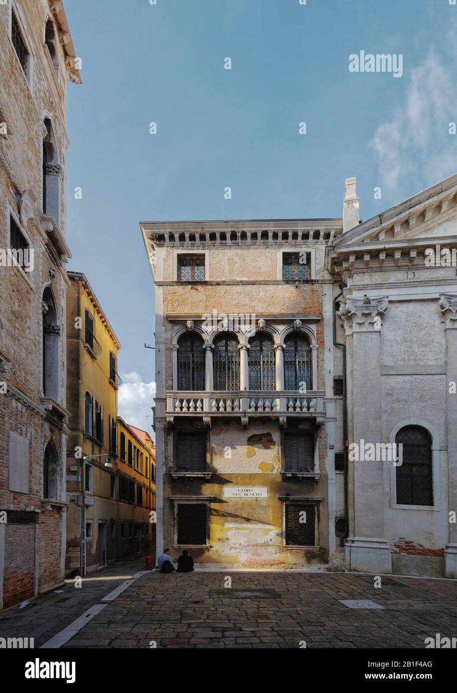 Campo San Beneto, ein Palazzo mit verzierten, gewölbten und balustrierten Balkons neben Chiesa di San Beneto, Venedig Italien, in hoher Entschärfung fotografiert. Stockfoto