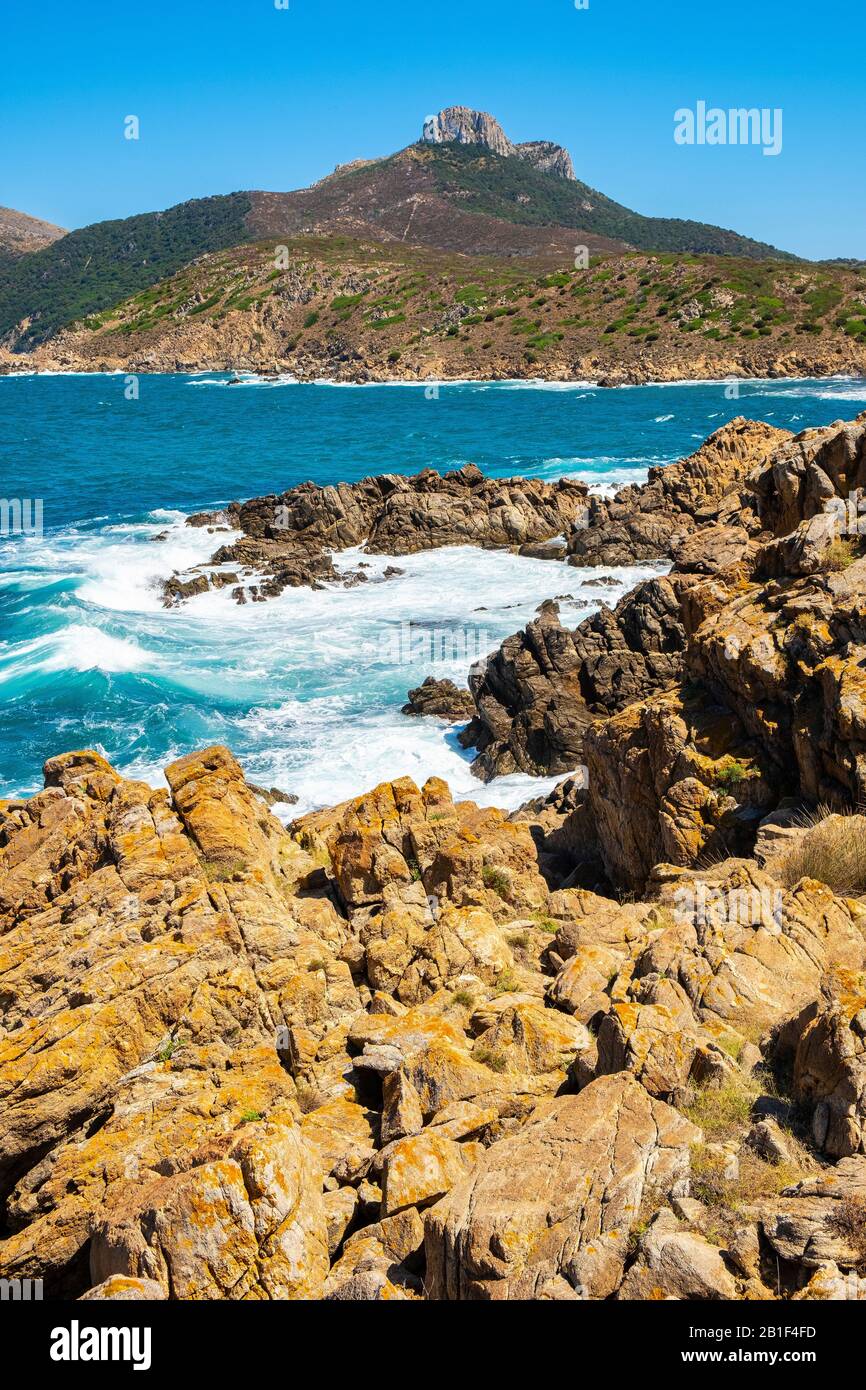 Panoramablick auf die Kapklippen und Felsen von Capo Figari mit Monte Ruju-Mount an der Tyrrhenischen Meeresküste in Golfo Aranci, Sardinien, Italien Stockfoto