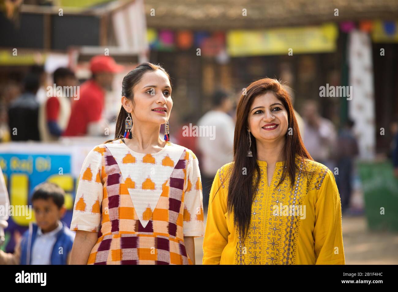 Zwei glückliche indische Frauen auf dem Straßenmarkt Stockfoto