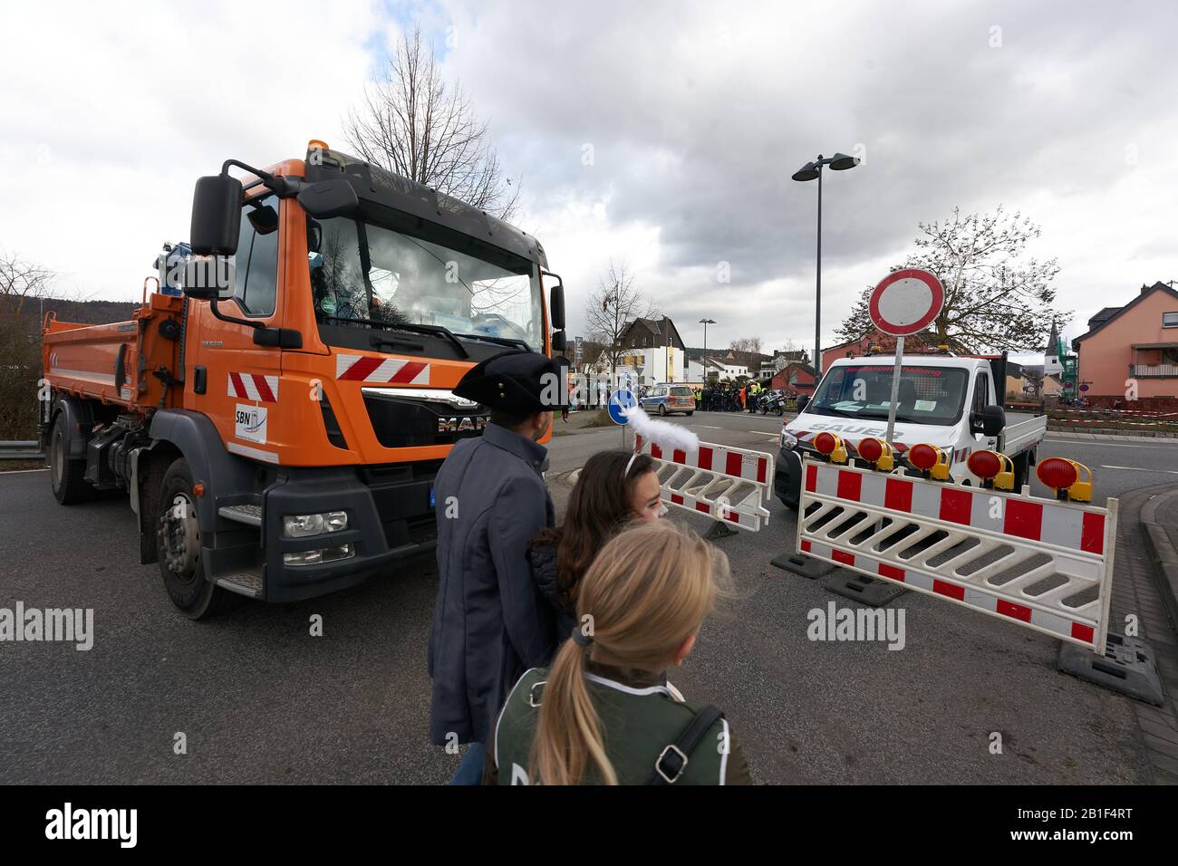 Heimbach Weis, Deutschland. Februar 2020. Ein Lastwagen blockiert eine Zufahrtsstraße zum Karnevalszug. Nach dem Anschlag auf den Umzug in Volkmarsen hat die rheinland-pfälzische Polizei die Sicherheitsmaßnahmen erhöht. Credit: Thomas Frey / dpa / Alamy Live News Stockfoto