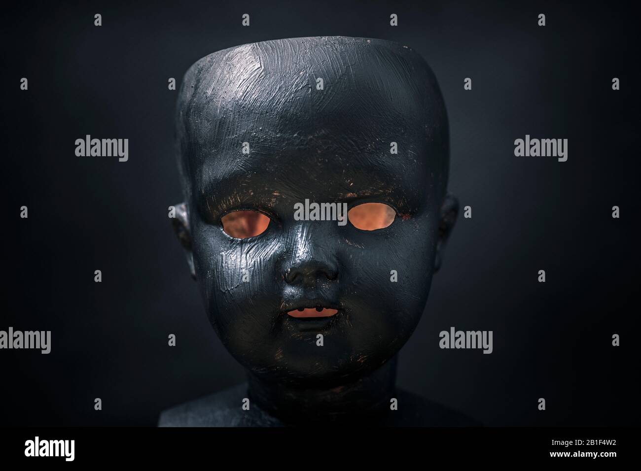 Gruselige Puppe in der Dunkelheit Stockfoto