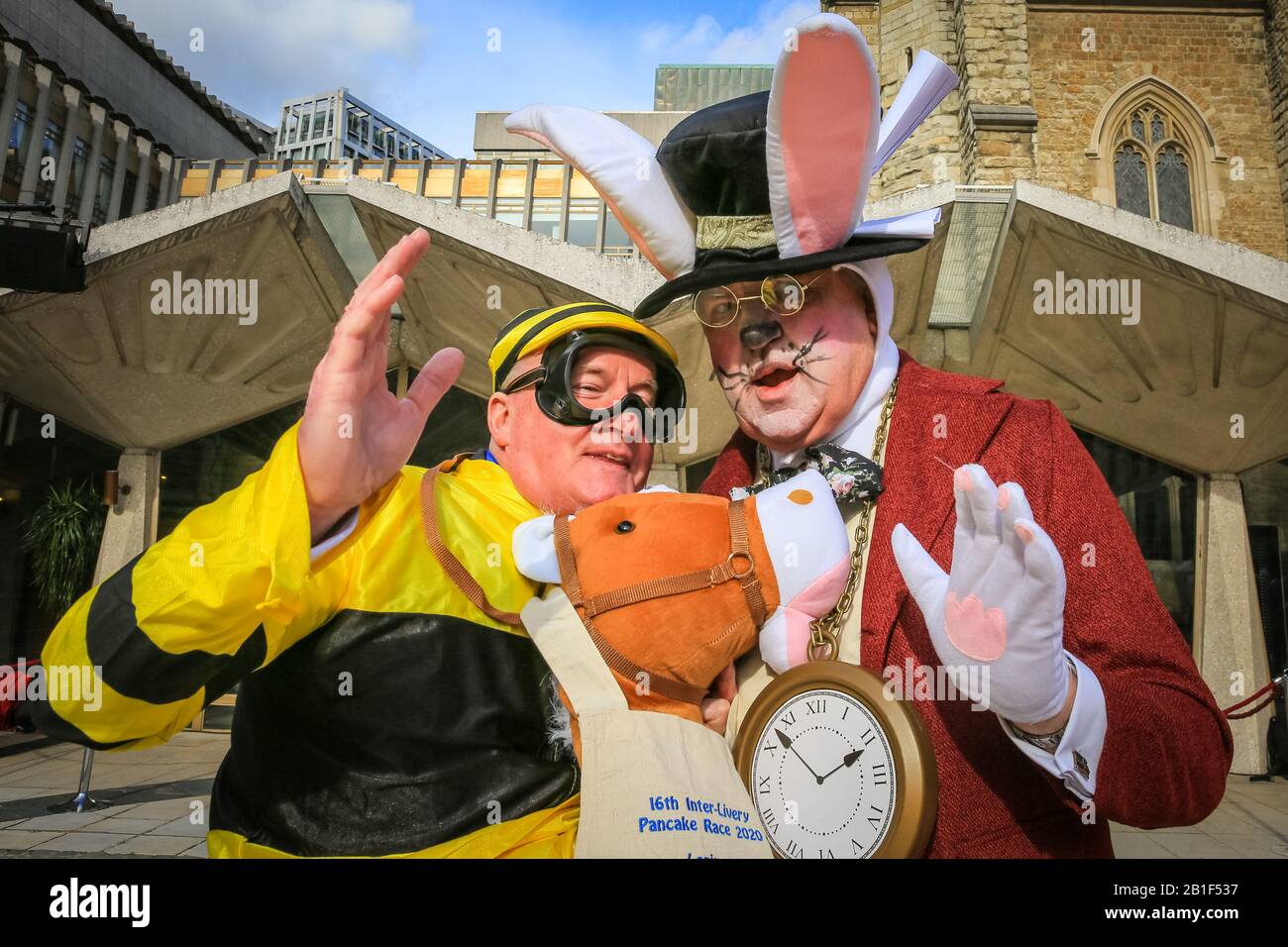 Guildhall, London, Großbritannien. Februar 2020. Die besten Kostüme werden beurteilt. Shrove Tuesday, auch bekannt als "Pancake Day", sieht Teams von Teilnehmern aus den Liveries der City of London in ihren Regalien und ihrem schicken Kleid an, während sie sich bei Pfannkuchenrennen gegenseitig anziehen. Die jährliche Tradition findet außerhalb der Guildhall der Stadt statt. Kredit: Imageplotter/Alamy Live News Stockfoto