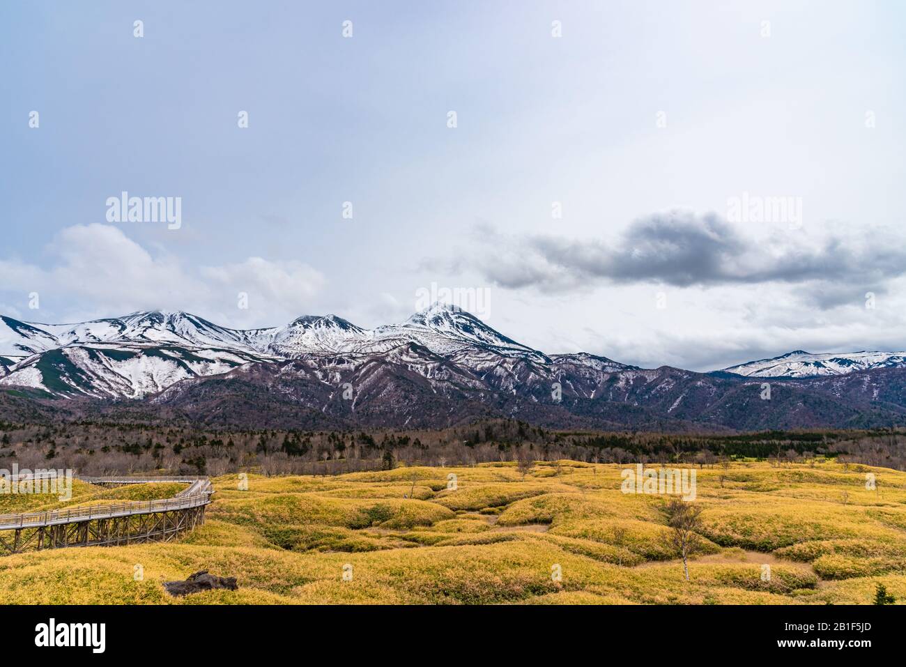 Shiretoko Goko Five Lakes im Shiretoko National Park. Touristen können auf dem erhöhten Holzsteg spazieren gehen. Shari, Hokkaido, Japan Stockfoto