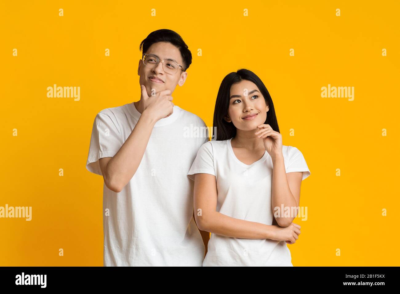 Junger asiatischer Paartag träumt auf gelbem Hintergrund Stockfoto