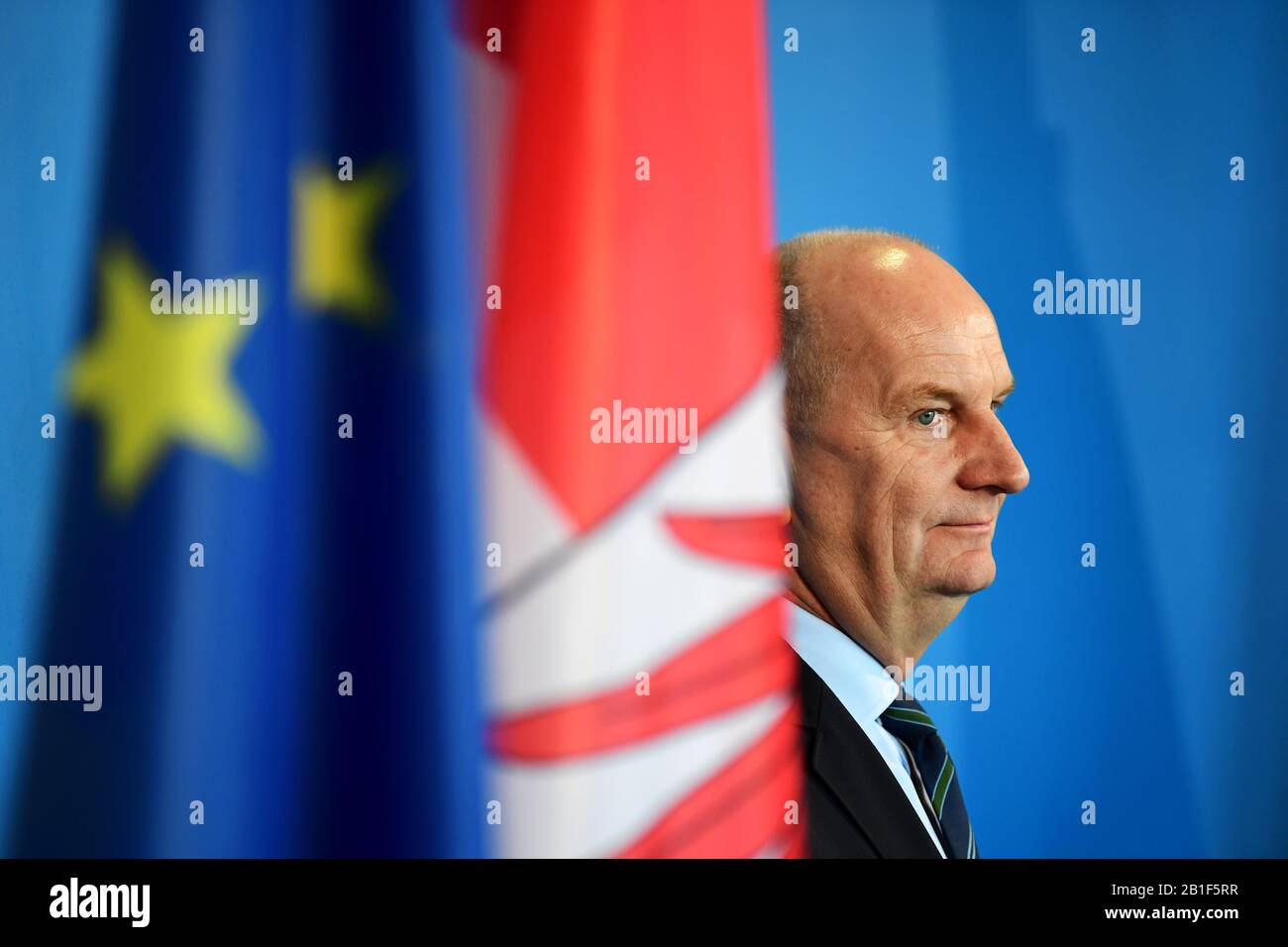 Potsdam, Deutschland. Februar 2020. Dietmar Woidke (SPD), Ministerpräsident von Brandenburg, wartet während der gemeinsamen Pressekonferenz an 100 Tagen rot-grün-schwarze Koalition in Brandenburg mit den stellvertretenden Ministerpräsidenten Nonnemacher (Bündnis 90/die Grünen), dem Brandenburger Minister für Soziales, Gesundheit, Integration und Konsumentenschutz sowie Stübgen (CDU), dem Brandenburger Innenminister. Kredit: Soeren Stache / dpa-Zentralbild / ZB / dpa / Alamy Live News Stockfoto