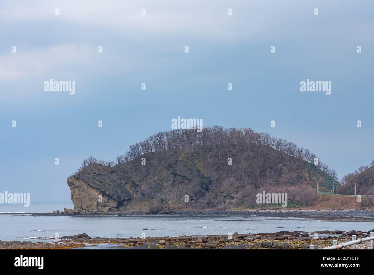 Cape Chashikotsu (Turtle Rock), EIN Felsen sieht genauso aus wie eine Riesenschildkröte in Utoronishi. Stadt Shari, Halbinsel Shiretoko, Hokkaido, Japan Stockfoto