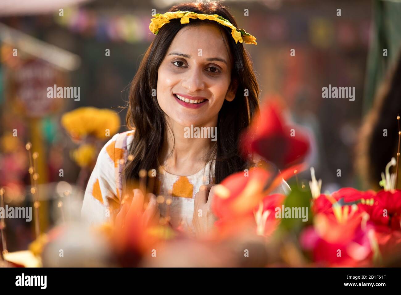 Frauen versuchen auf Blumentiara auf dem Straßenmarkt Stockfoto