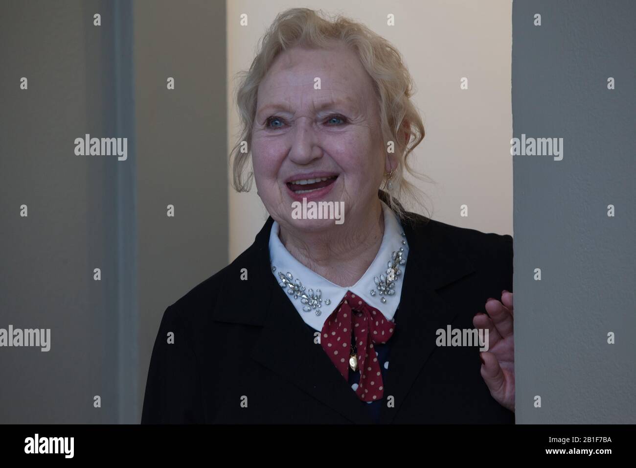 Celia Birtwell, langjährige Freundin und Model von David Hockney, besucht Annely Juda Fine Art mit ihrer Enkelin Scarlett Clark, die auch ihr Porträt von Hockney malen ließ. Die Ausstellung "Video Bringt Ihnen Seine Zeit, Sie Bringen Ihre Zeit zu Gemälden und Zeichnungen" umfasst Portaraits von Berühmtheiten wie Ed Sheeran und Multi-Screen-Videos von Yorkshire Landschaften. Stockfoto