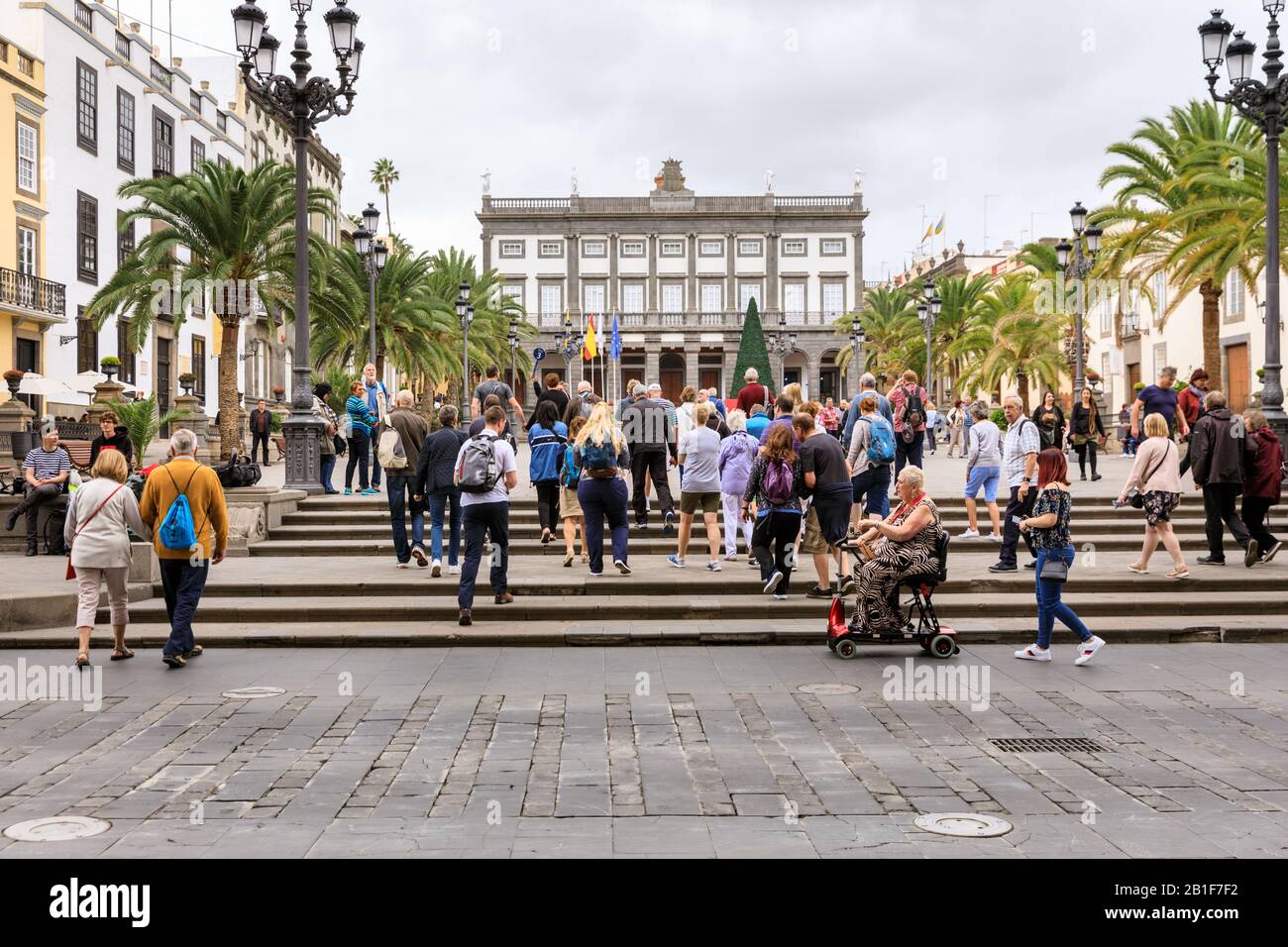 Touristen auf der Plaza de Santa Ana mit Rathaus im Hintergrund, La Vegueta, Altstadt, Las Palmas de Gran Canaria, Gran Canaria Stockfoto