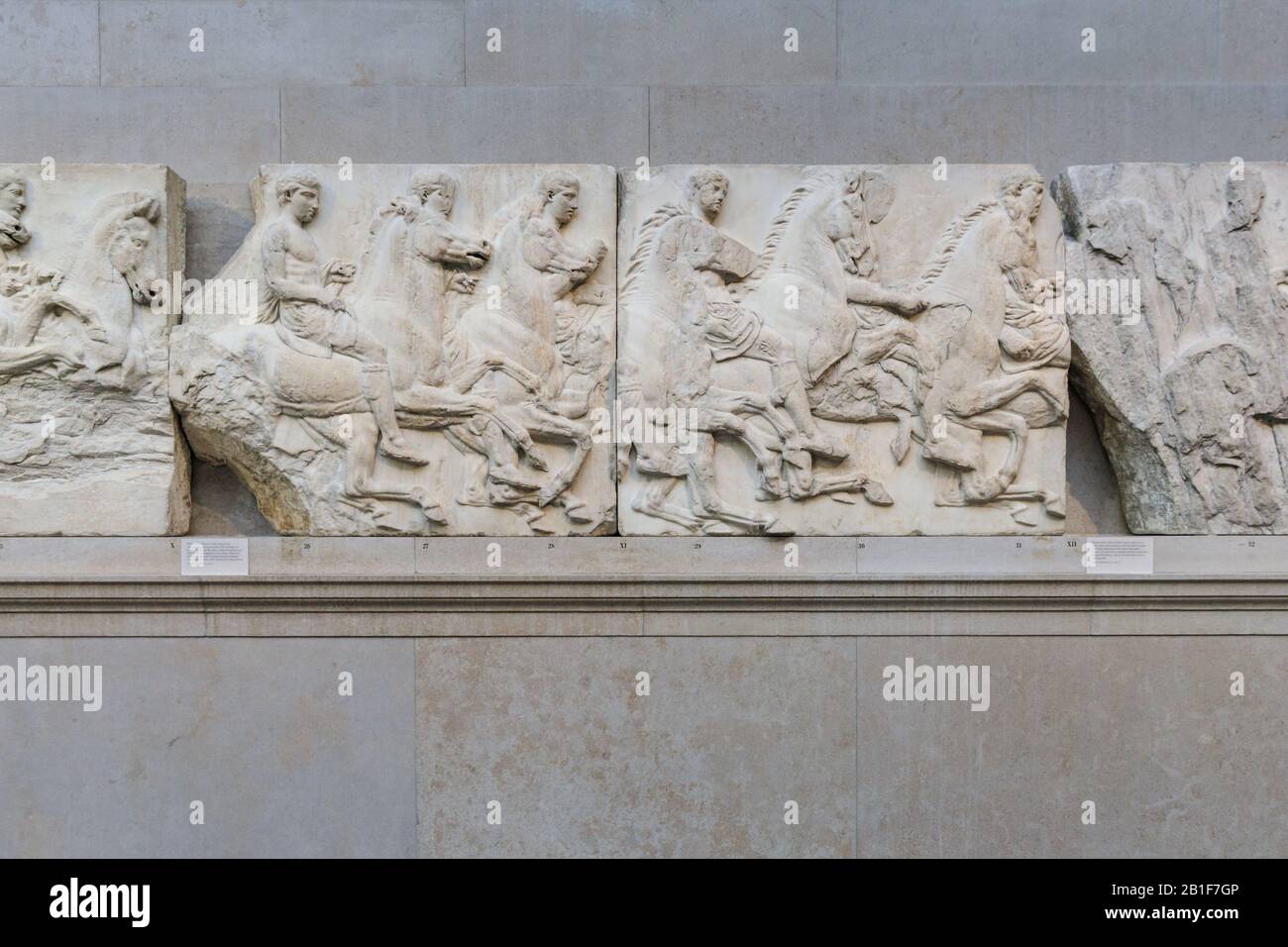 Die South Frieze, Parthenon Marbles, auch bekannt als Elgin Marbles im British Museum, Parthenon Gallery, London, England, Großbritannien Stockfoto
