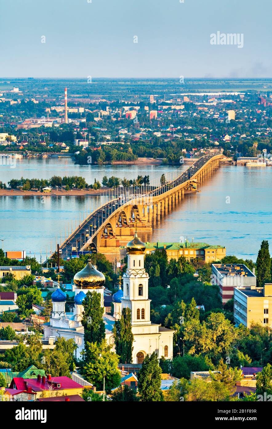 Saratow - Engels Brücke über die Wolga und die Kathedrale in Saratow,  Russland Stockfotografie - Alamy