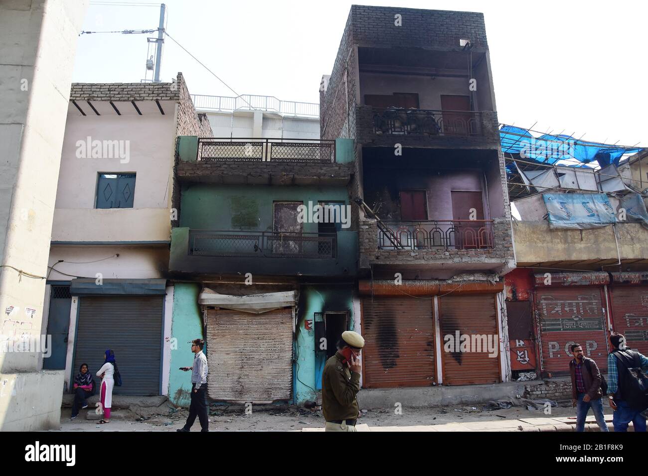 Blick auf ein verbranntes Haus während des Protests gegen das Citizenship Amendment Act (CAA) und das National Register of Citizens (NRC) im Jaffrabad-Gebiet in Neu-Delhi. Stockfoto