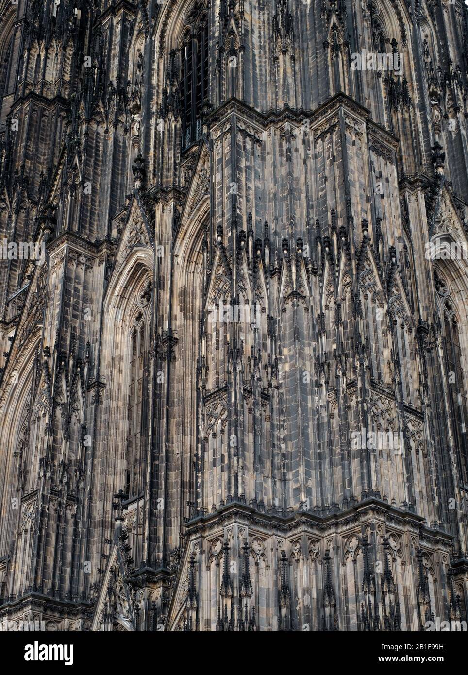Die beeindruckende gotisch-gotische Fassade des Kölner Doms, eine große Sehenswürdigkeit. Stockfoto