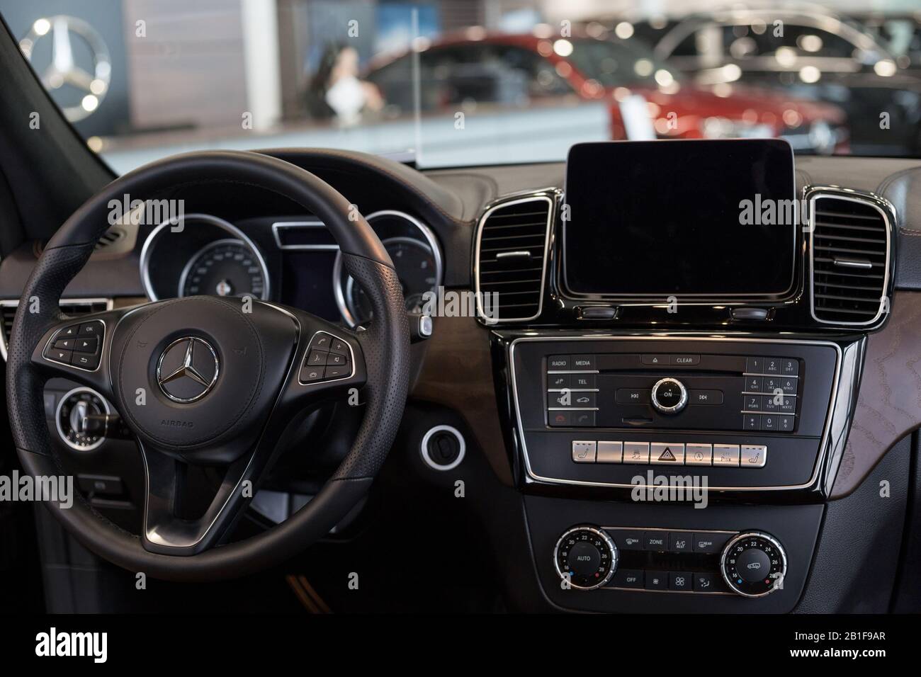 Russland, Izhewsk - 20. Februar 2020: Mercedes-Benz Showroom. Innenraum des neuen modernen GLS 350d. Berühmte Weltmarke. Moderner Transport. Stockfoto