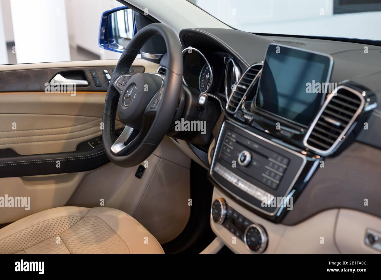 Russland, Izhewsk - 20. Februar 2020: Mercedes-Benz Showroom. Interieur des neuen GLE 350d mit luxuriösem Leder und braunem Holz. Bekannte Marke. Stockfoto