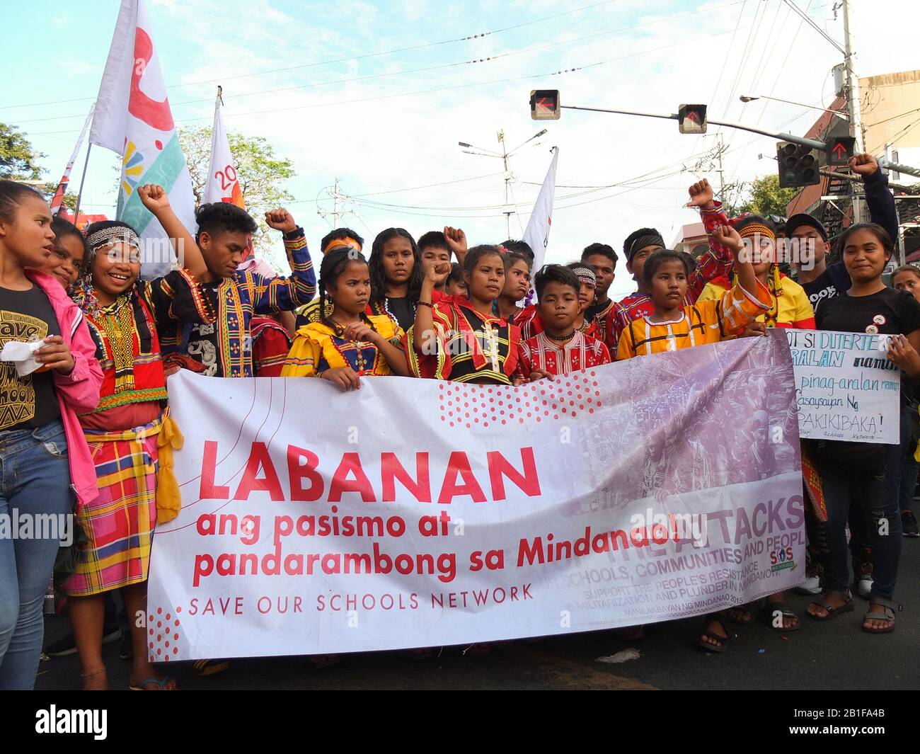 Manobo Studenten aus Mindanao, die während der Kundgebung ein Banner halten.Die militante Gruppe Jugend und ältere Menschen hielt während des 34. Jahrestags der EDSA-Revolution in Mendiola eine Kundgebung ab, die Gerechtigkeit forderte, die Pressefreiheit wahren und auch der faschistischen Bedrohung durch das US-China-Duterte-Regime ein Ende setzen will. Stockfoto