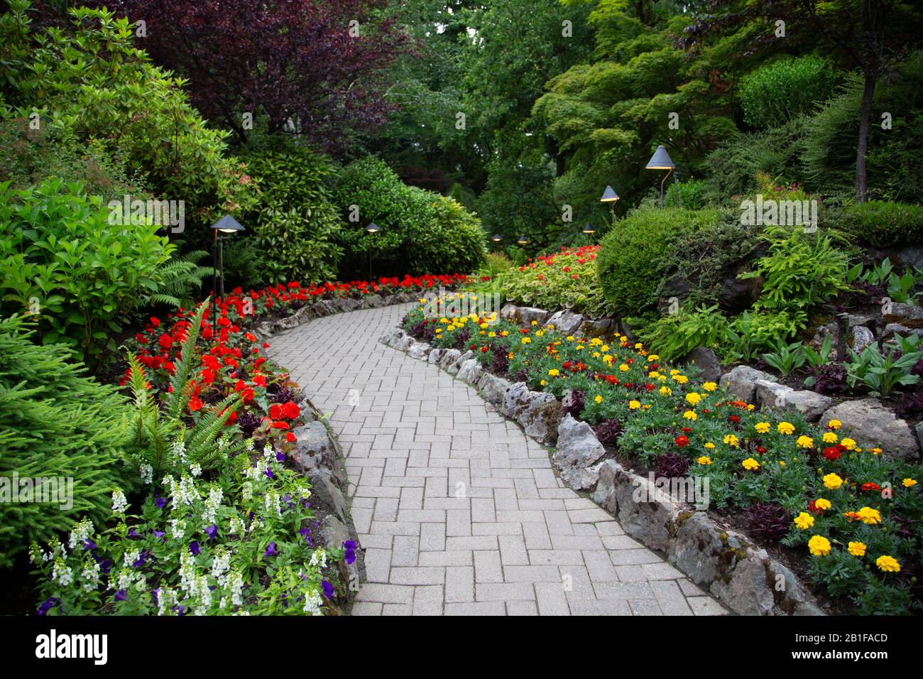 Gartenweg mit Blumenverzierung Stockfoto
