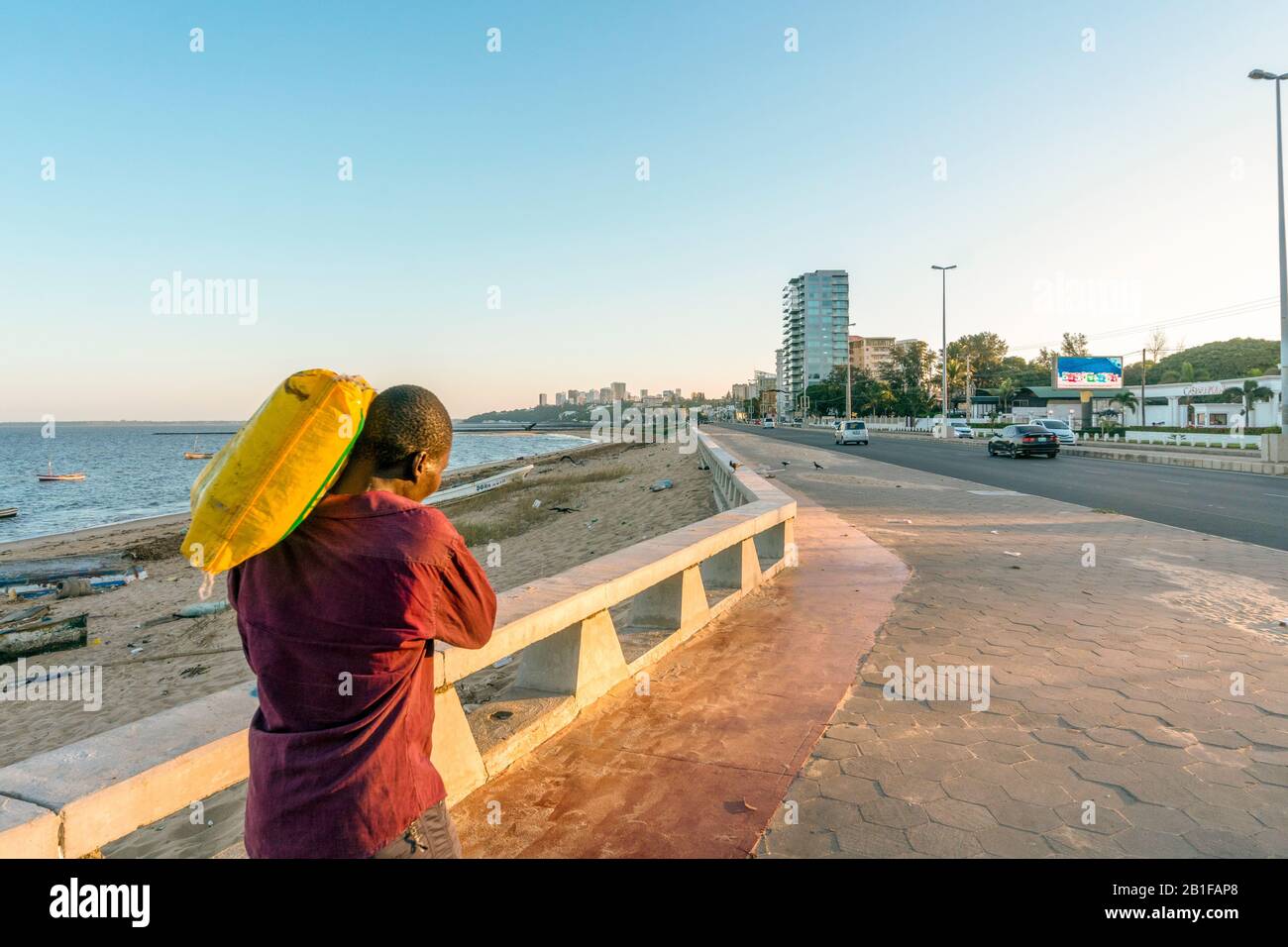 Maputo, Mosambik - Mai 13.2019: Mann mit schwerer Tasche am Arm an der Costa do Sol Stockfoto