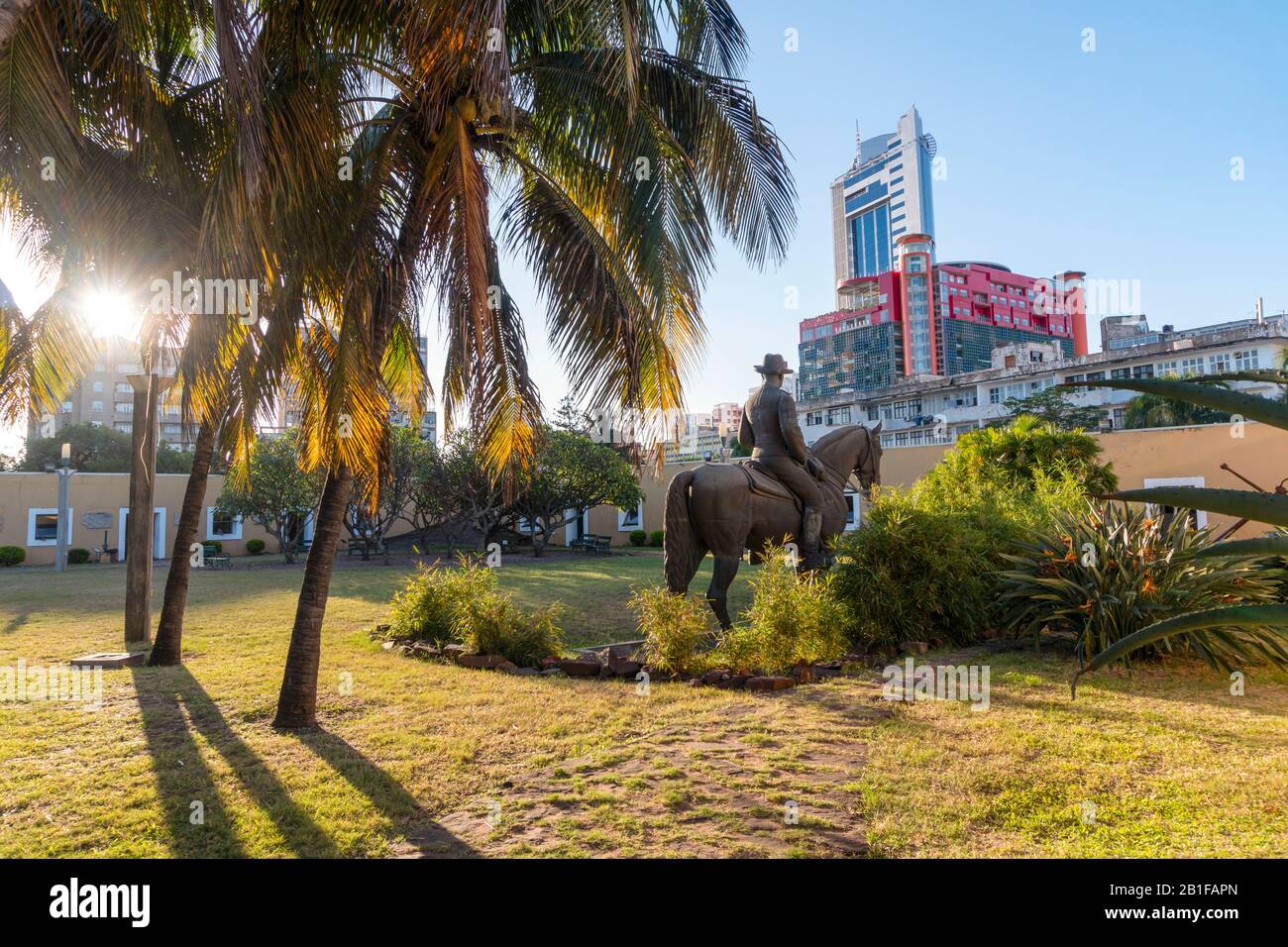 Innenhof der Festung Maputo mit einer Statue des Kavalleristen, Mosambik Stockfoto