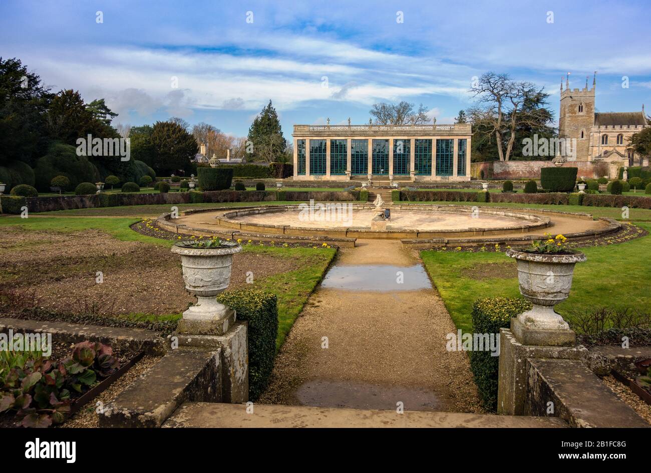 Belton House mit Blick auf Orangerie und Springbrunnen Stockfoto