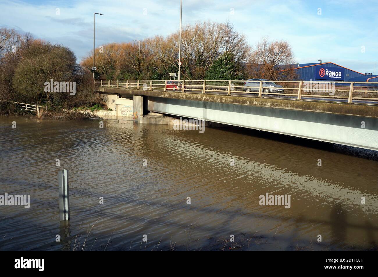 Sehr hoher Wasserstand nach starkem Regen unter der südlichen 40-Fuß-Brücke an der London Road in BOSTON Lincolnshire, Stockfoto