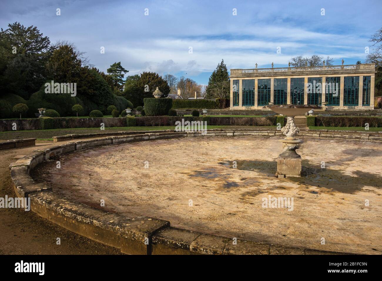 Blick auf den Garten des Belton House und den Springbrunnen Stockfoto