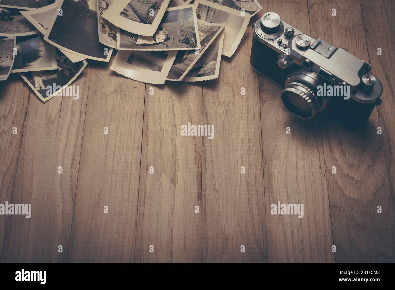 Vintage-Kamera mit alten Fotos. Stockfoto