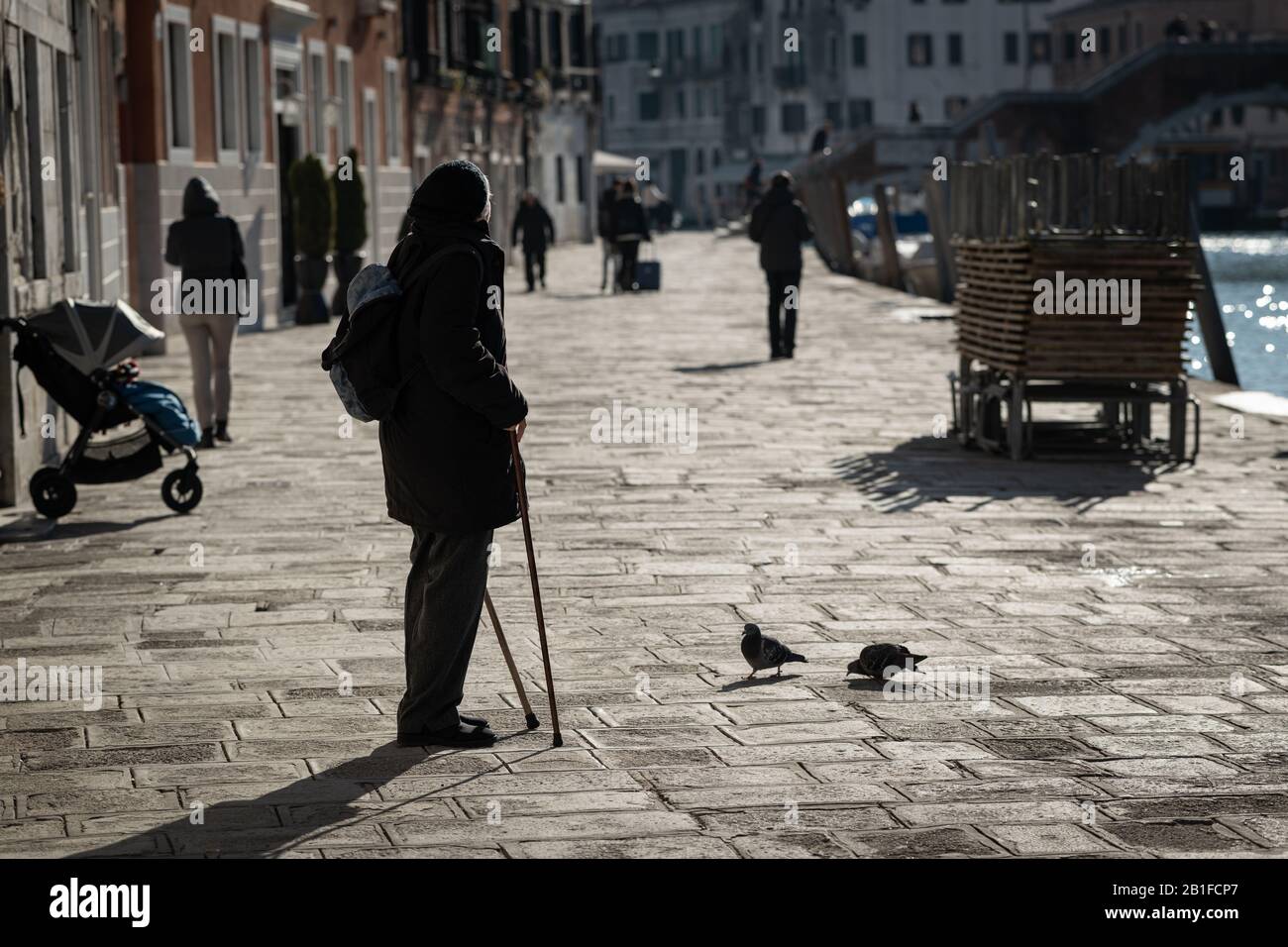 Alte Frau mit Krücken in einer Straße in Venedig (Italien) Stockfoto Alte Frau mit Krücken in einer Straße in Venedig (Italien) Stockfoto
