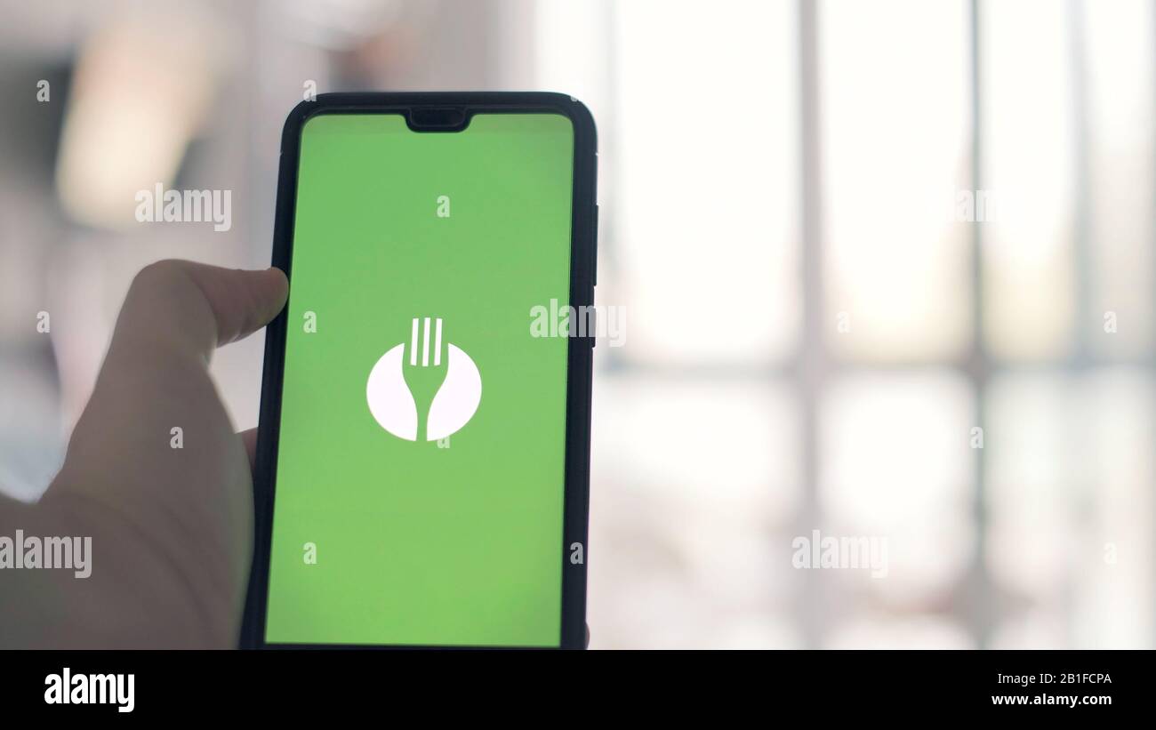 DieGabel-App und Das Gabelsymbol auf einem Smartphone Stockfoto