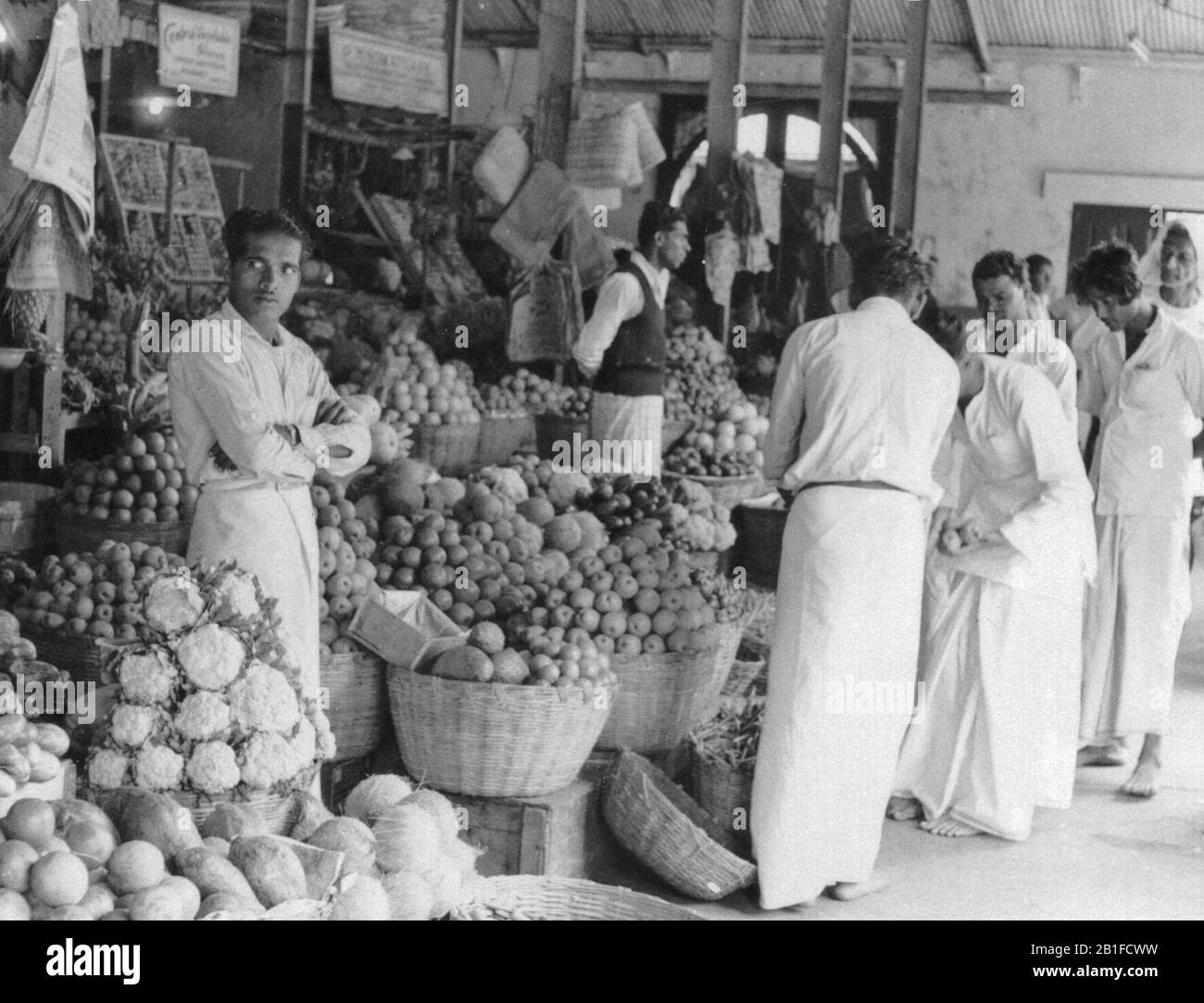 Nuwara Eliya, Sri Lanka. 1958. Marktstände und Händler. Stockfoto