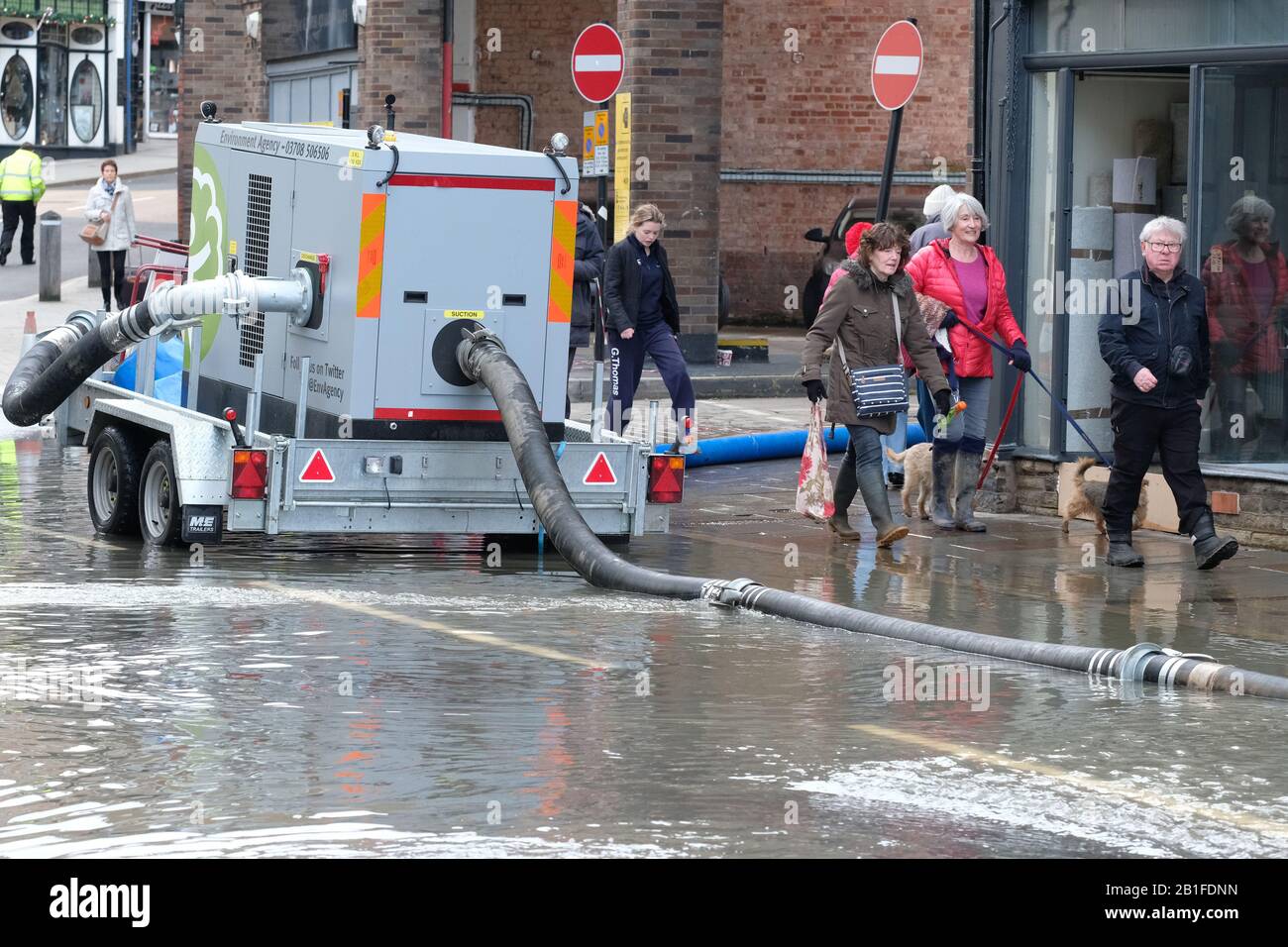 Shrewsbury, Shropshire, Großbritannien - Dienstag, 25. Februar 2020 - Käufer bewegen sich in der Innenstadt um Überschwemmungen, Pumpen und Rohre. Der Fluss Severn wird später heute seinen Höhepunkt erreichen, und für Shrewsbury gilt derzeit eine "Severn Flood Warning". Foto Steven May / Alamy Live News Stockfoto