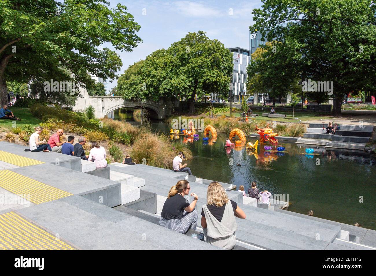 Sitzgelegenheiten am Fluss Avon, Oxford Terrace, Christchurch Central City, Christchurch, Canterbury Region, Neuseeland Stockfoto