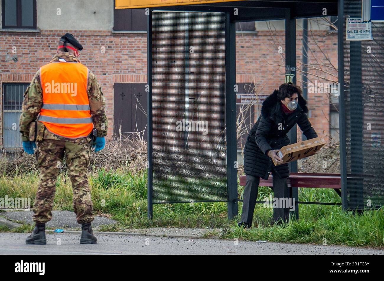 Kreisverkehr zwischen Turano Lodigiano und Castiglione d'Adda Menschen tauschen grundlegende Notwendigkeiten an der Armee-Kontrollstelle mit Militär wegen Coronavirus aus (Carlo Cozzoli/Fotogramma, Kreisverkehr zwischen Turano Lodigi - 2020-02-25) p.s. la Foto e' utilizzabile nel rispetto del contesto in cui e' Statatata, E senza intento diffamatorio del decoro delle perso rappresentate Stockfoto