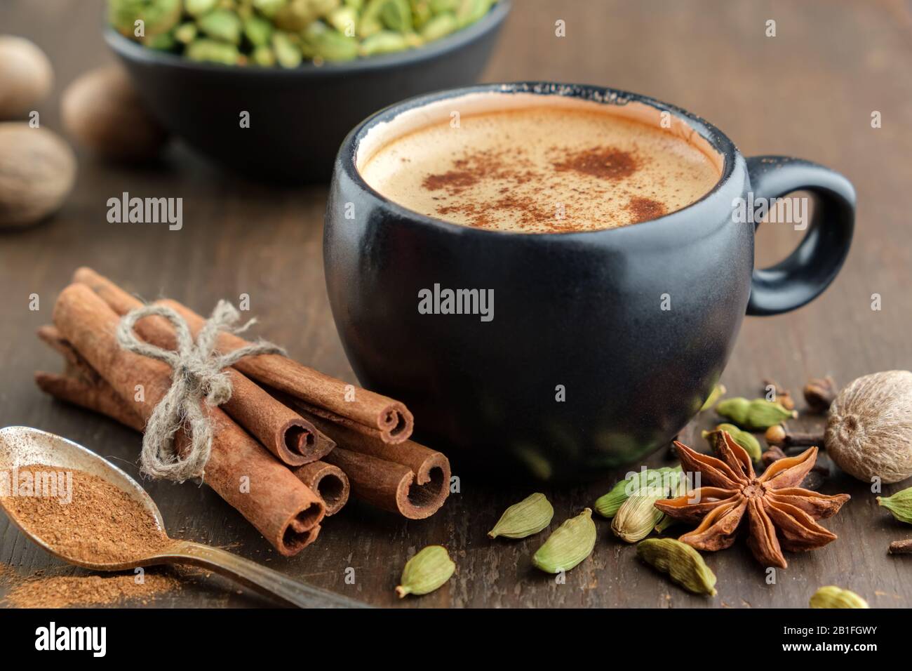 Tasse gesunden ayurvedischen Masala-Tee oder Kaffee, heiße Schokolade mit aromatischen Gewürzen. Zimtstangen, Kardamom, allspices und Anis. Stockfoto