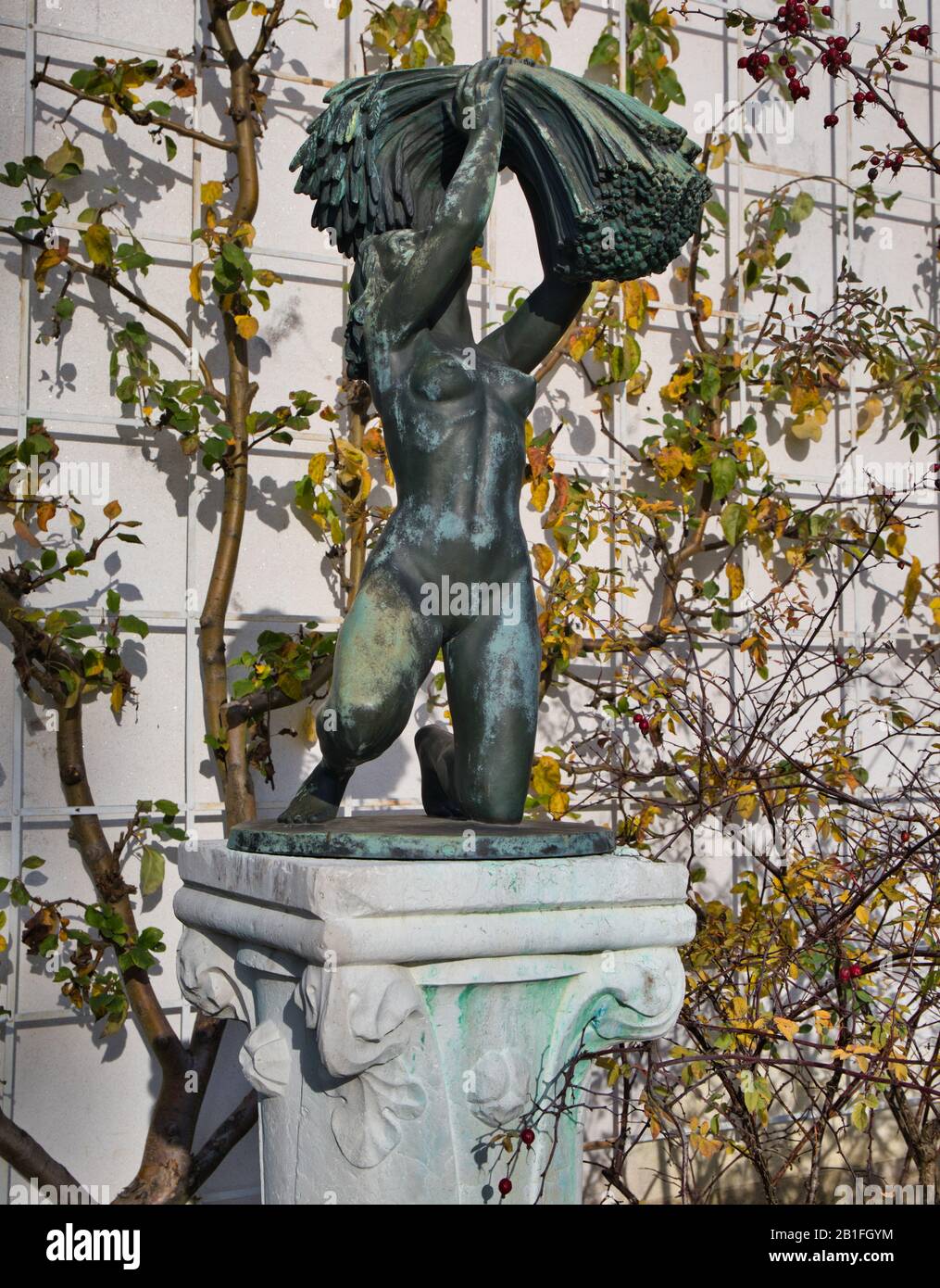 Bronzeskulptur 'Harvest' von Ivar Johnsson in Waldermasudde, ehemaliges Herrenhaus von Prins Eugen, heute Museum und öffentlicher Park, Djurgarden, Stockholm, Schweden Stockfoto