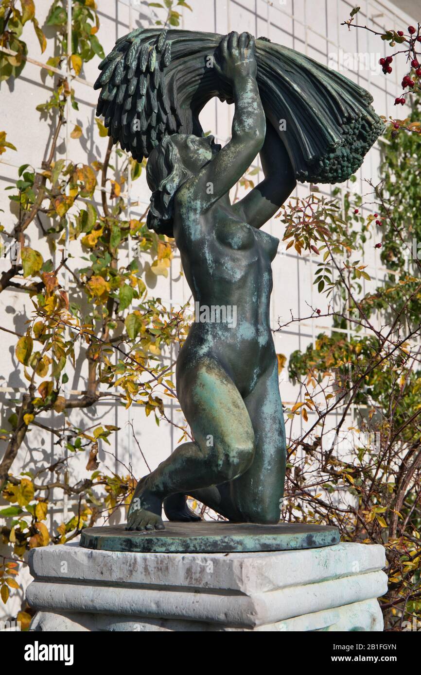 Bronzeskulptur 'Harvest' von Ivar Johnsson in Waldermasudde, ehemaliges Herrenhaus von Prins Eugen, heute Museum und öffentlicher Park, Djurgarden, Stockholm, Schweden Stockfoto